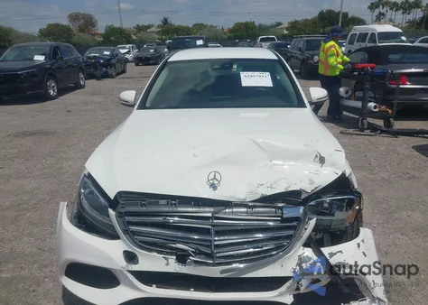 2017 Mercedes-Benz C 300 Luxury/Sport z USA, uszkodzony, nr VIN 55SWF4JB6HU186221